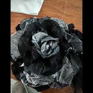 🌸 Black flower brooch with magnet